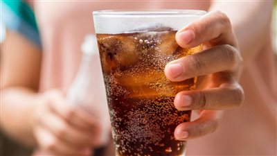 تحذير من مشروب يتناوله الجميع خلال فصل الصيف