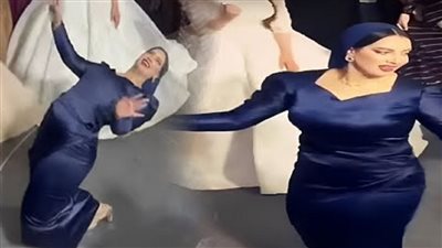 بعد أنفصالها عن زوجها مفاجآت غير سعيدة تنتظر مصو ر سيدة الفستان الأزرق