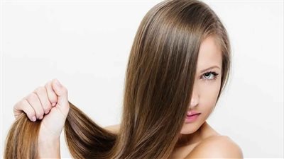 تعرفي على أفضل الوصفات الطبيعية لتنعيم وتطويل الشعر