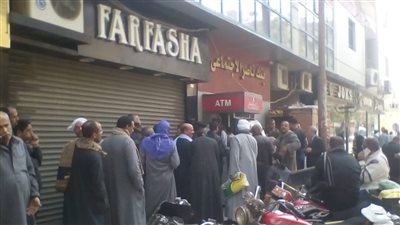 طوابير على فروع البنوك والإقبال يصل إلى الذروة قبل إجازة عيد الأضحى