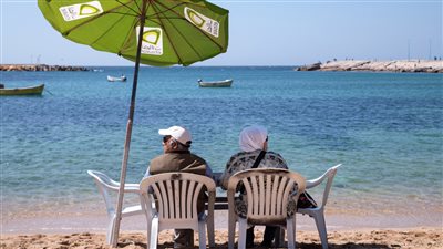 عادة خاطئة يفعلها الكثيرون أثناء جلوسهم على الشاطئ