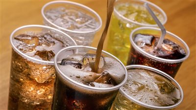 تحذير من مادة بالمشروبات الغازية أخطر بكثير من السكر