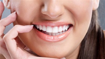 أسنان ناصعة البياض بمكونات طبيعية وفعالة في المنزل تخلصي من اصفرار الأسنان