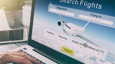 مزايا عديدة يحصل عليها المسافر من حجز تذاكر الطيران عبر الإنترنت