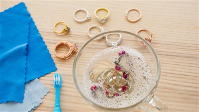 الانسان الالي في شكل فرشاة أسنان اعرفي الدور السحري لفرشاة الاسنان في المنزل