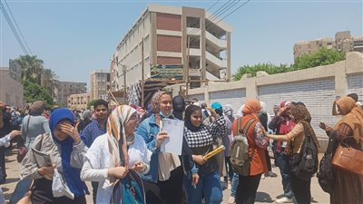 الفيزياء مسحت دموع الكيمياء فرحة الطلاب بسهولة امتحان الفيزياء اليوم