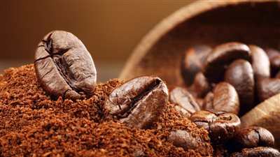 بعيدا عن تناولها استخدامات مذهلة للقهوة المطحونة في الأعمال المنزلية