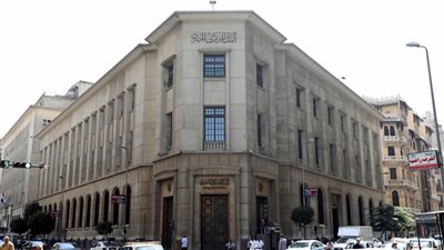 قرار حاسم من المركزي بشأن رسوم السحب من البنوك