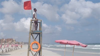 الراية حمراء والموج عالي اكثر من 4 متر الارصاد تناشد المصيفين بهذه الشواطئ