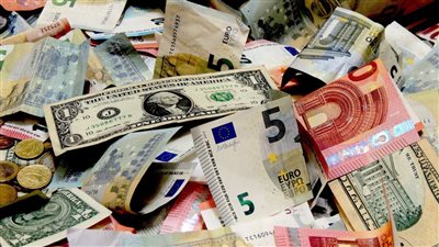 حقيقة وقف صرف الحوالات بالعملة الأجنبية فى بنوك مصر