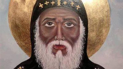 الانبا موسى يبتسم لسيدة ويطلب منها أن تترك ابنها يترهبن