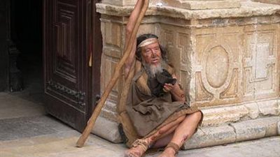 دخل ليصلي في الكنيسة تاركاً هذا الرجل عارياً بالخارج ثم يفاجئ إنه المسيح ..شاهد ماذا فعل ؟