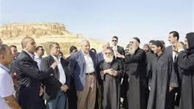 بالصور ..اجتماع طارئ لرئيس الوزراء الأسبق ابراهيم محلب مع الانبا إرميا لبحث أزمة الدير المنحوت