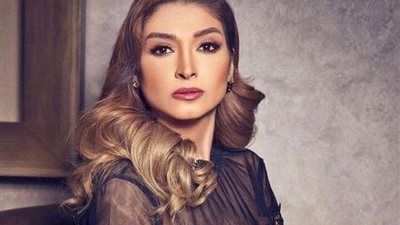 روجينا بجينز ممزق في احدث ظهور لها