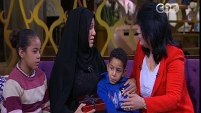 بالصورة ..أثناء الاحتفال بعيد الأم مني الشاذلي تحقق حلم كريم وسارة برؤية والدتهم