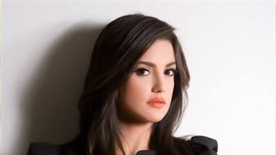 بالصور الفنانه دره تبهر حضور مهرجان قرطاج بانوثتها وجمالها بفستان ابيض مثير