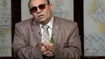 مبروك عطية يهاجم متصلة ..انتي مكانك بالزبالة