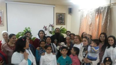 بمناسبة عيد الأم .. نيافة الأنبا زوسيما يلتقي بزوجات الكهنة