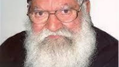 عمرك شوفت سماحة أكتر من كده ..أبونا فلتاؤس بيلعب مع القطة وهو يجلس على سريره ..شاهد العطف على الحيوان ازاى