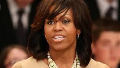 بالصورة ..ميشيل اوباما تكرم طالبة مصرية في الثانوية العامة بعد انجازها مشروع عن الصم والبكم