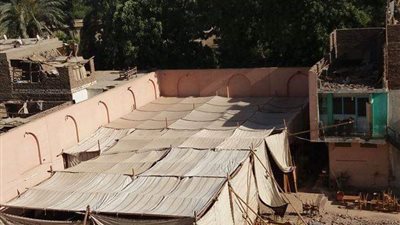 شاهد اقوي تعليق من مسلم التقط بنفسه صوره لاقباط يصلون داخل خيمه