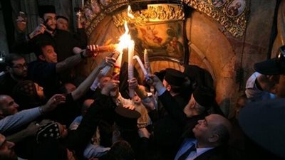 هل تعلمون ماذا يحدث بالتفصيل داخل قبر المسيح قبل خروج النور؟ لاول مره البابا ثاؤفيلوس الثالث يروي لنا ما يشاهده بالتفصيل