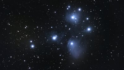 ظاهرة فلكية نادرة الحدوث فى سماء الكون إقتران النجوم السبع بالقمر فى مشهد بيديعى اليوم الثلاثاء