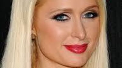 بالصورة ..5 هواتف محمولة في شنطة باريس هيلتون لا تستغنى عنهم