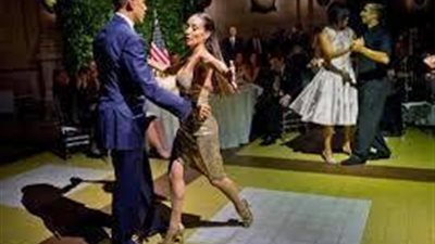 بالفيديو ..شوف باراك اوباما وهو بيرقص التانجو مع راقصة محترفة جداً