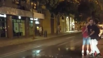 شاهد فيديو مذهل لا يصدقه عقل السماء تمطر في متر مربع فقط دون باقي الشارع سبحان الله