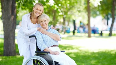 لو فيك الشروط دي قدم علشان تساعد المسن في حياته اعرف الشروط اللازمة على وظيفة رفيق مسن