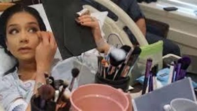 بالصورة ..سيدة تقوم قبل زوجها بساعة لتضع المكياج حتى لا يراها بدونه