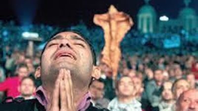 قصة الشاب المسيحي الذي وجد ورقة بفئة 100 جنيه على الارض فراح يصلي في الكنيسة