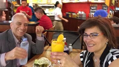 بالصور ..فاطمة ناعوت تحتفل مع خالها في خروجة عائلية