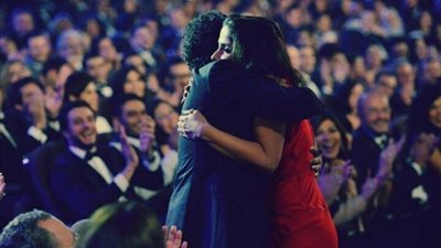 بالصور ..أحمد حلمي يلتقط سيلفي مع منى زكي بمهرجان السينما العربية