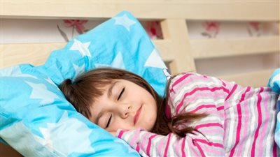 الدراسة هتبدأ والنوم بدري هيبقى لازم اعرفي ازاي تساعدي طفلك علي النوم مبكرا في خطوات بسيطة