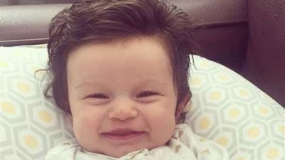 بالصور ..طفلة شقية تمتلك شعراً كثيفا ًاصبحت حديث الفيس بوك