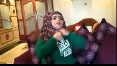 آيه مصطفى تدلك على الوصفة السحرية لوضح المكياج في الفرح ..ساخر