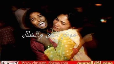 مسيحيو باكستان يحملون الصليب حتي الموت