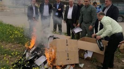 بالصور ..انتشار احذية جديدة تسئ للدين المسيحي ولكن تم حرقها ووقف التعامل مع الشركة المنتجة لها