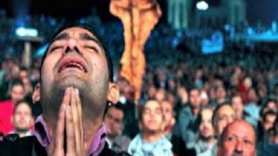 تعرف على قصة الكاهن الذي انقذ 1500 مسلم وترشح لجائزة جورج كلوني بقيمة مليون دولار