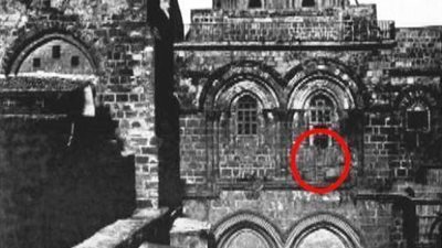 قصة السلم الموجود على حائظ كنيسة القيامة بالقدس منذ 300 عام ولم يحدث له شيئاً