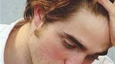 ترك العلبة التي بها الكتاب المقدس وخرج غاضباً ثم عاد وهو يبكي بشدة ..شاهد ماذا فعل هذا الشاب مع والده