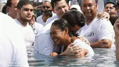 بالصور مشهد يزلزل القلوب معموديه جماعيه لاكثر من 6000 فنزويلي يؤمنون بالمسيح