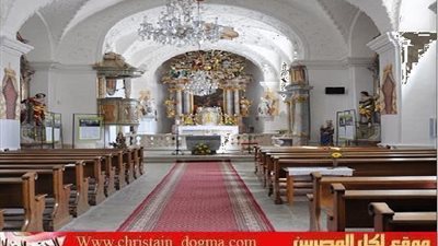 بالصوره على طول جدران سرداب إحدى كنائس جمهورية التشيك تصطف 20 مومياء لرهبان الكنيسة