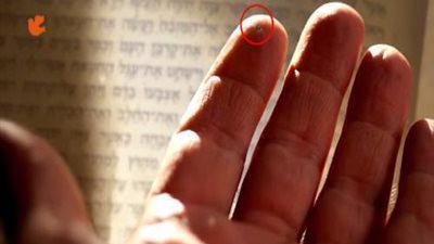 إنتاج أصغر نسخة من الكتاب المقدس بعرض رأس قلم حبر ..شاهد