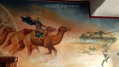 صورة غريبة لمارمينا راكبا علي جمل ويجري وراء دبابة..فهل كان في عصرة دبابات..اليكم القصه