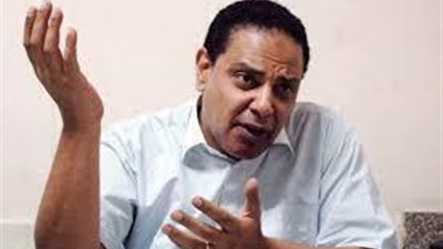 علاء الاسواني يهاجم نظام السيسي بسبب عزل المستشار هشام جنينه