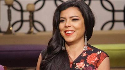 بالصور هجوم حاد علي ناهد السباعي بسبب اطلاله فاضحه كشفت صدرها في مهرجان القاهره السينمائي