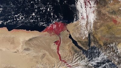 ديلي ميل تنشر صور لنهر النيل باللون الأحمر.. وتكشف السبب